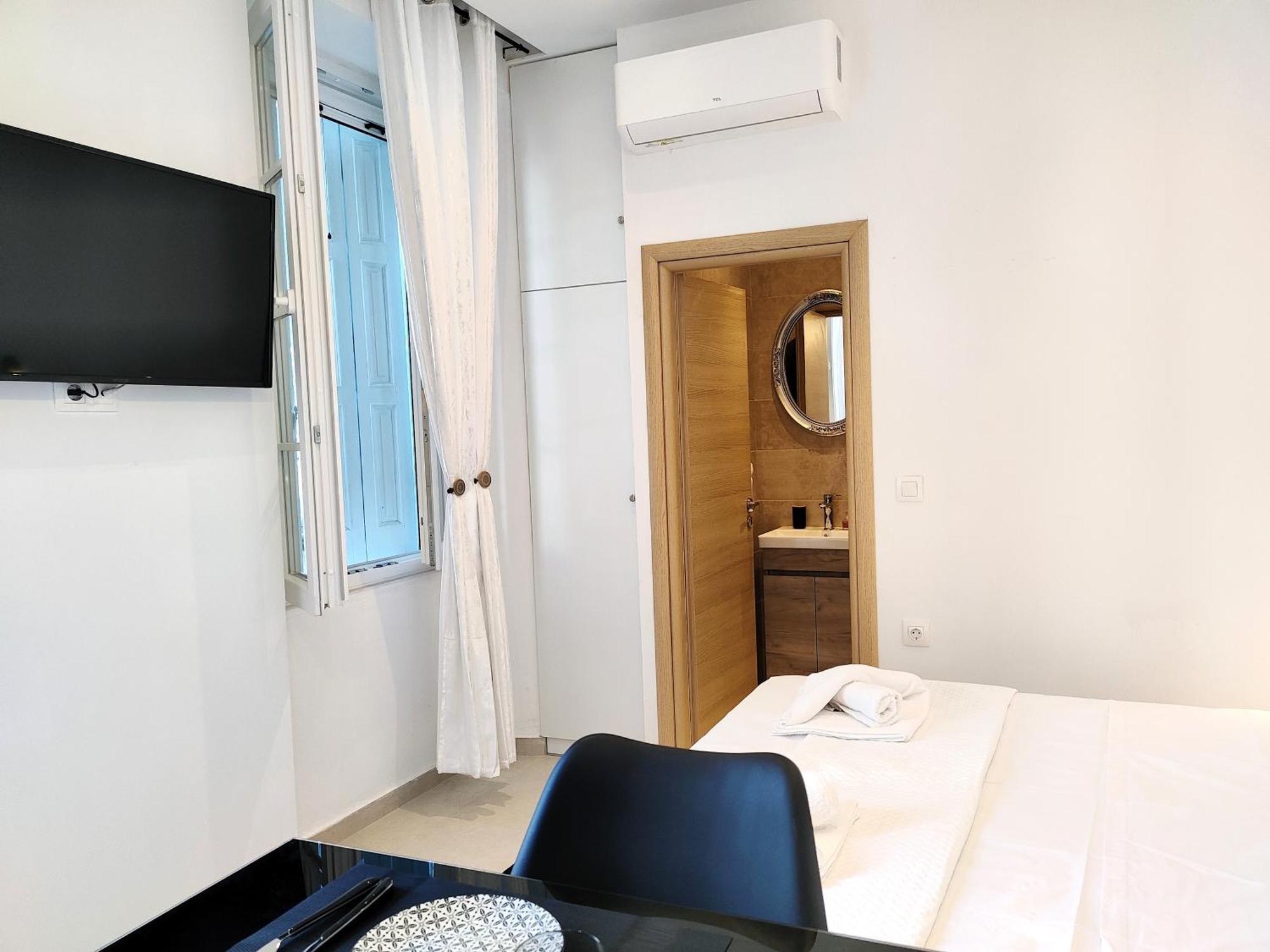White Corfu Town Apartment *